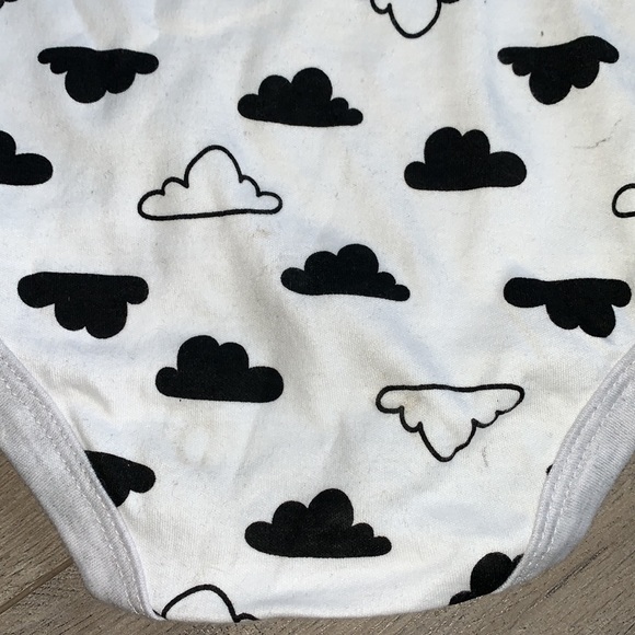 Emily and Oliver Onesie Black and White Clouds 3-6 months - Picture 6 of 6